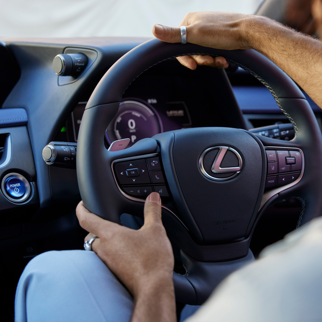 The steering wheel and dashboard of ux 300e